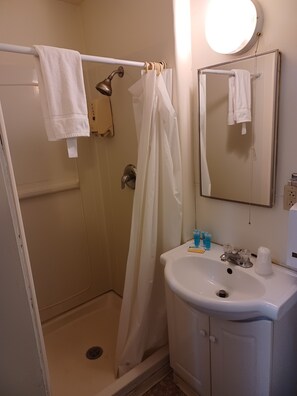 Dusche, Handtücher, Seife, Shampoo