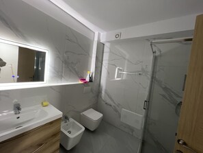 Haartrockner, Handtücher, Seife, Toilettenpapier