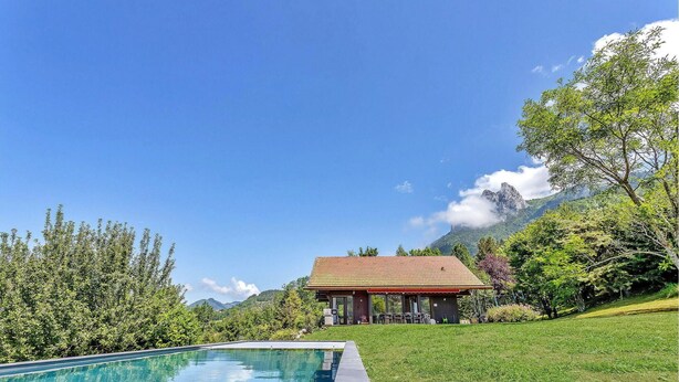 A modern house with a swimming pool, surrounded by lush greenery and mountains in the background. - Awesome home in Talloires-Montmin (Talloires-Montmin)
