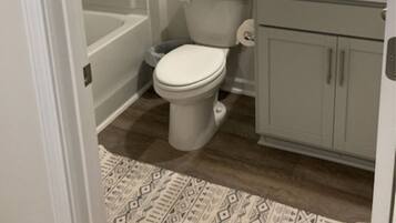 Towels, shampoo, toilet paper