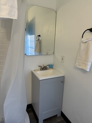 Douche, serviettes fournies, savon, shampoing