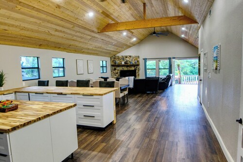 Cozy lake side villa for family getaway. Pet-friendly