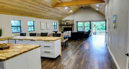 Cozy lake side villa for family getaway. Pet-friendly