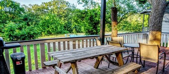 Cozy lake side villa for family getaway. Pet-friendly