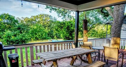 Cozy lake side villa for family getaway. Pet-friendly