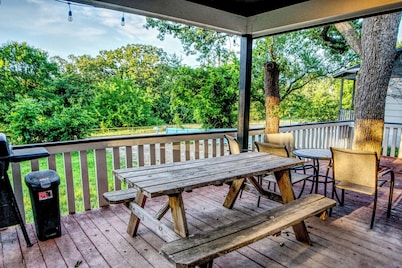 Cozy lake side villa for family getaway. Pet-friendly