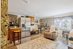 Interior - C & N Lodging, Bluffton, SC (Bluffton)