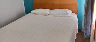 Cozy 1-bedroom hotel in phenomenal Dinosaur with WiFi