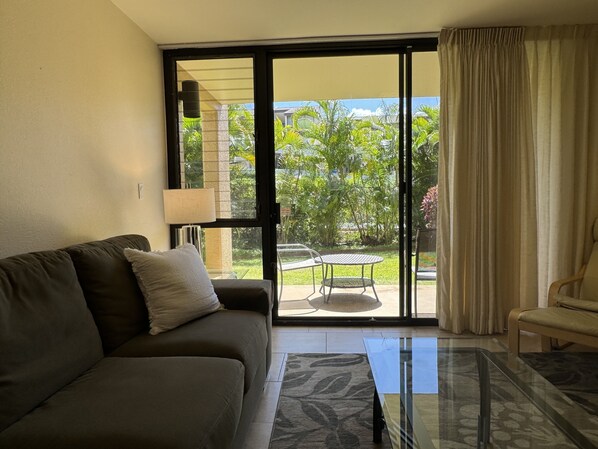 Smart TV - What a deal! Walk to the beach from this gorgeous 1 BR/2BA condo w/AC. Sleeps 4 (Kihei)