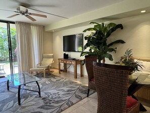 Interior - What a deal! Walk to the beach from this gorgeous 1 BR/2BA condo w/AC. Sleeps 4 (Kihei)