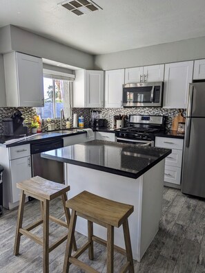 Micro-ondes, four, plaque de cuisson, lave-vaisselle