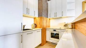 Frigorífico, horno, placa de cocina y lavavajillas