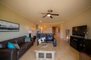 Smart-TV, peis, DVD-spiller og stereoanlegg