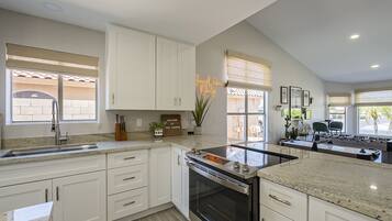 Tủ lạnh, lò vi sóng, lò nướng, bếp nấu