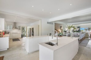 Fridge, microwave, oven, stovetop - Caleton Estates 52: Elegant golf/ocean view villa w/ big pool, staff & golf cart (Punta Cana)