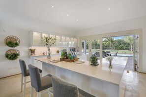 Fridge, microwave, oven, stovetop - Caleton Estates 52: Elegant golf/ocean view villa w/ big pool, staff & golf cart (Punta Cana)