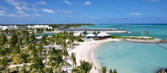 Caleton Estates 52: Elegant golf/ocean view villa w/ big pool, staff & golf cart