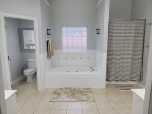Jetted tub, towels, toilet paper - Augusta Masters Rental - 5 Bedroom / 3.5 Bath in Evans! (Evans)