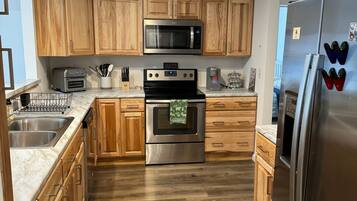 Jääkaappi, mikroaaltouuni, uuni, liesi