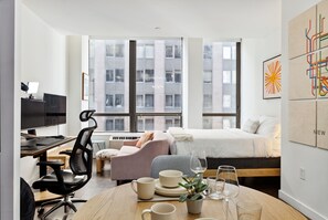 Bureau, fer et planche à repasser, Wi-Fi