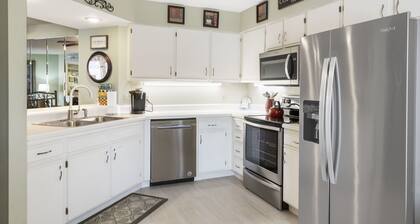 Walk-In Golf View Condo, Steps from Lake Taneycomo, Indoor & Outdoor Pools, Ticket Discounts