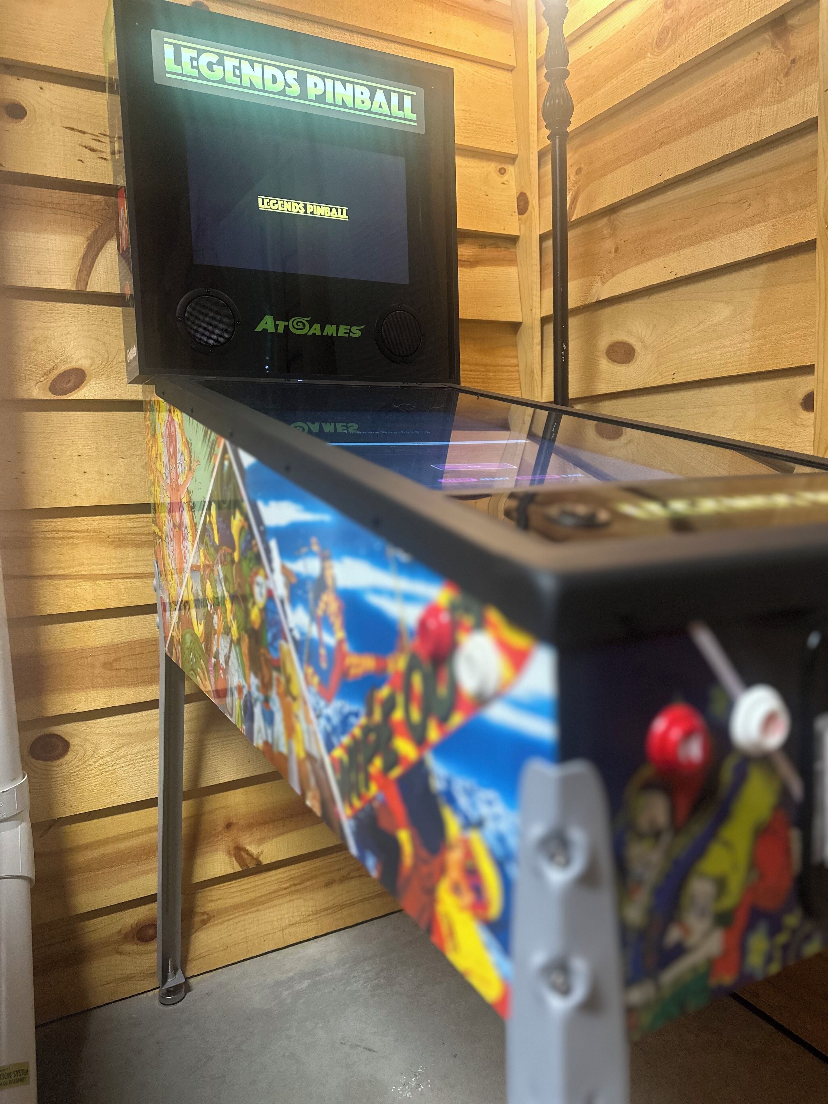 Un flipper au design coloré, doté d’un écran affichant les mots « LEGENDS PINBALL » et « Arcades ».