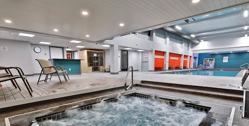 Loft, Top-Floor Mountain View 2BR/2BA at Mountain Green. Pool. Hot Tub. Shuttle.