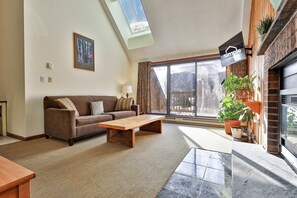 Smart TV, fireplace - Loft, Top-Floor Mountain View 2BR/2BA at Mountain Green. Pool. Hot Tub. Shuttle. (Killington)