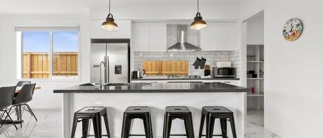 Jääkaappi, mikroaaltouuni, uuni, liesi