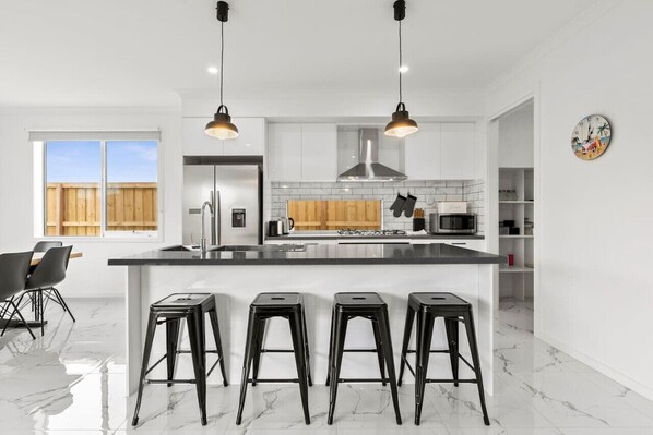 Køleskab, mikrobølgeovn, ovn, kogeplade