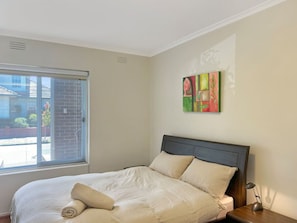 1 habitación, escritorio, tabla de planchar con plancha y wifi