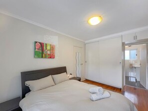 1 bedroom, desk, iron/ironing board, WiFi - Ground floor one bedroom apartment in Elsternwick (Elsternwick)