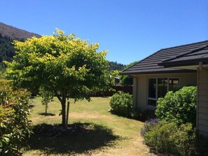 Property grounds - Spacious Sunny 4 Bedroom Home located just 5 min drive from Queenstown's centre  (Queenstown)