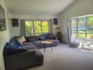 Een smart-tv, een open haard, een dvd-speler en boeken