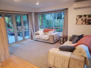 Smart TV, fireplace, DVD player, books - Spacious Sunny 4 Bedroom Home located just 5 min drive from Queenstown's centre  (Queenstown)