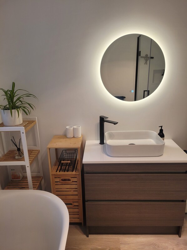 Doccia, asciugacapelli, asciugamani, sapone