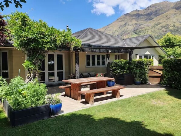 Outdoor dining - Spacious Sunny 4 Bedroom Home located just 5 min drive from Queenstown's centre  (Queenstown)