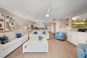 TV - Direct Oceanfront with private balcony and beautiful views! (New Smyrna Beach)