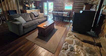 Cozy Country Cabin near Canandaigua-HOT TUB-Beautiful Sunsets-Close to CMAC