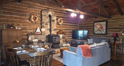 Cozy Country Cabin near Canandaigua-Hot Tub-Scenic Views-Wine Trail Convenience