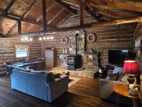 Cozy Country Cabin near Canandaigua-Hot Tub-Scenic Views-Wine Trail Convenience