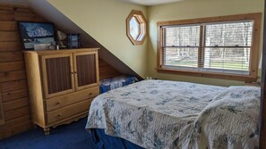 4 bedrooms, WiFi, bed sheets - Private Cabin Home, lots of room!  (Grand Island)