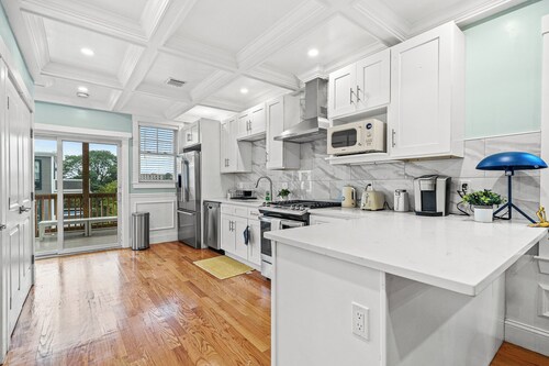 Cozy & Modern 3-bedroom 2- Bath Apartment 2 Min Walk to T