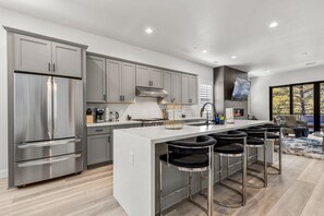 Fridge, microwave, oven, stovetop - Getting Woodsy Wit It! NAU and Grand Canyon! Save! (Flagstaff)