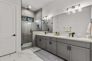 Douche, séchoir à cheveux, serviettes fournies