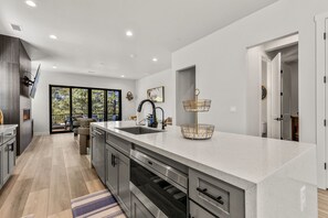 Frigorifero, microonde, forno, piano cottura