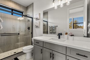 Dusche, Haartrockner, Handtücher