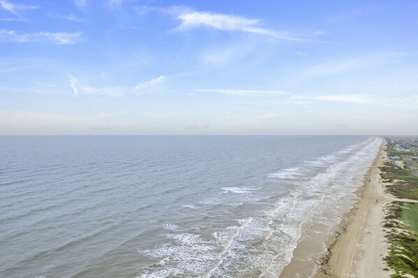 Beach nearby - Cozy 3-bedroom house, sleeps 12. Steps to the beach with large entertaining area (Bolivar Peninsula)