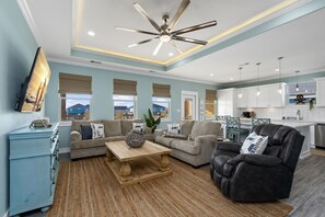 Smart TV - Cozy 3-bedroom house, sleeps 12. Steps to the beach with large entertaining area (Bolivar Peninsula)