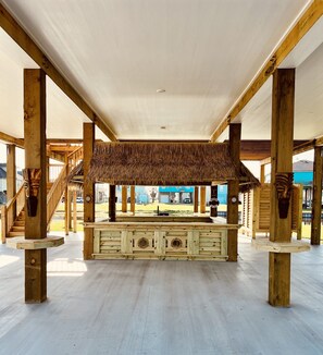 Property grounds - Cozy 3-bedroom house, sleeps 12. Steps to the beach with large entertaining area (Bolivar Peninsula)